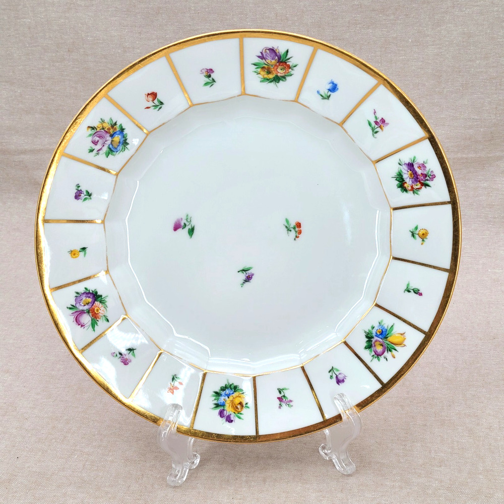 One (1) Royal Copenhagen 'Henriette' 10.25 Inch Dinner Plate #444-8549 READ